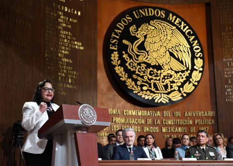 AMLO exhibe privilegios de ministros de SCJN