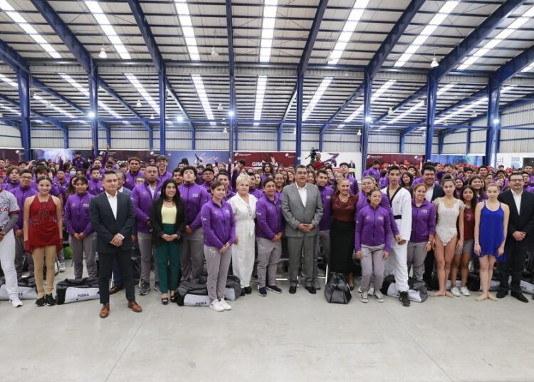 Céspedes preside ceremonia de abanderamiento de delegación que competirá en Nacionales Conade 2023