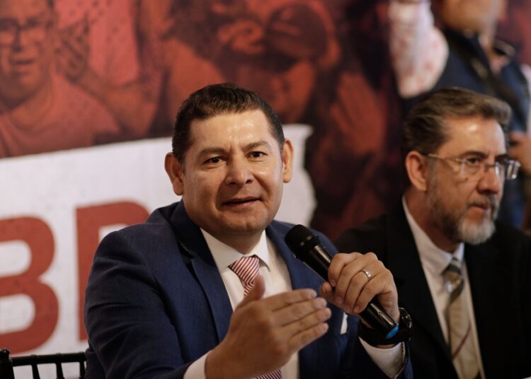 Armenta se deslinda de gorras con su nombre
