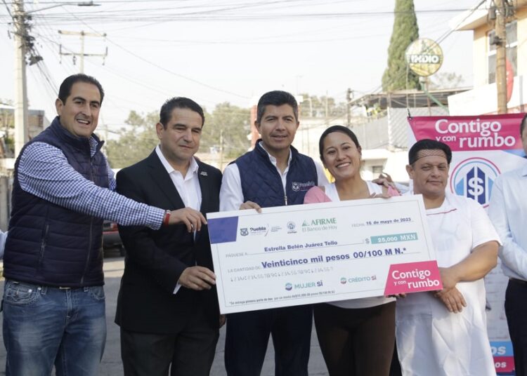 Eduardo Rivera entrega cheque 2 mil del programa Créditos Contigo