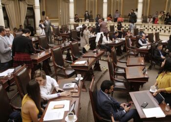 Congreso suspende actividades presenciales por caída de ceniza