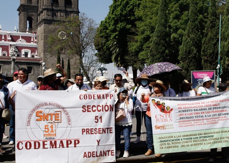 Sección 51 del SNTE participa en desfile del 1 de mayo