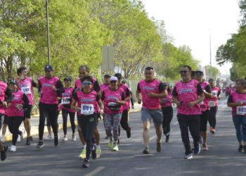 Universitarios participan en Carrera de la Madre Universitaria