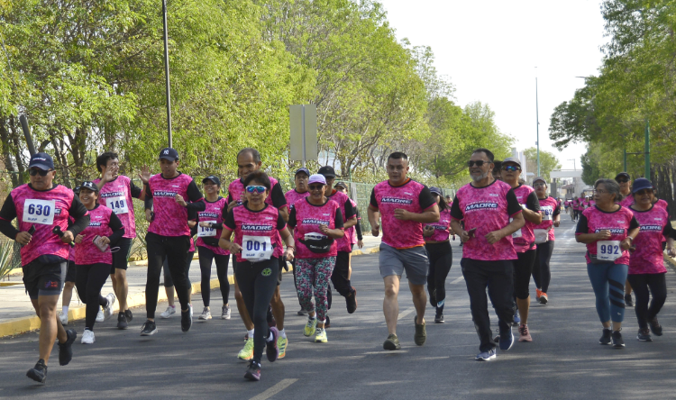 Universitarios participan en Carrera de la Madre Universitaria