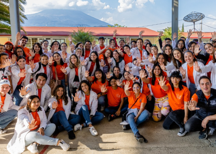 Alumnos Anáhuac dan atención médica y nutricional en San Miguel Tecuanipa