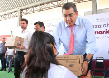 Entregan Rodrigo Abdala y Sergio Salomón apoyos del programa La Escuela es Nuestra