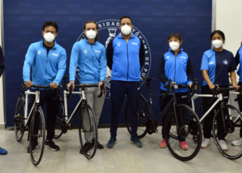 Donan bicicletas al equipo de triatlón BUAP