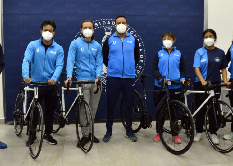 Donan bicicletas al equipo de triatlón BUAP