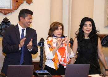 Ayuntamiento de Puebla entrega presea Puebla de Zaragoza a Ángeles Mastretta