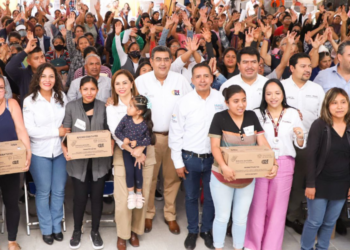 Mujeres de San Andrés Cholula reciben apoyos económicos del gobernador y alcalde