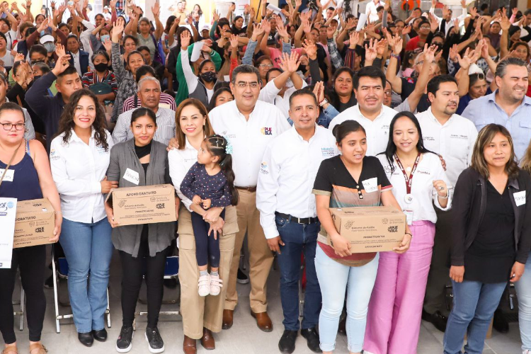 Mujeres de San Andrés Cholula reciben apoyos económicos del gobernador y alcalde