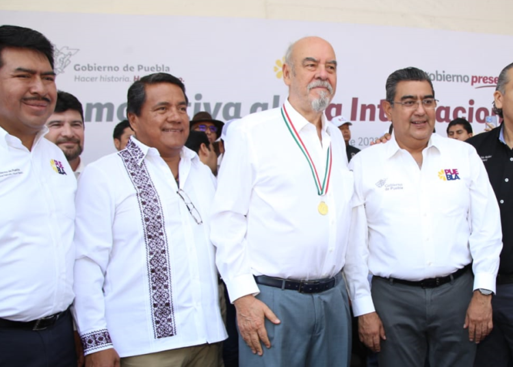 Armando Prida recibe presea al mérito empresarial