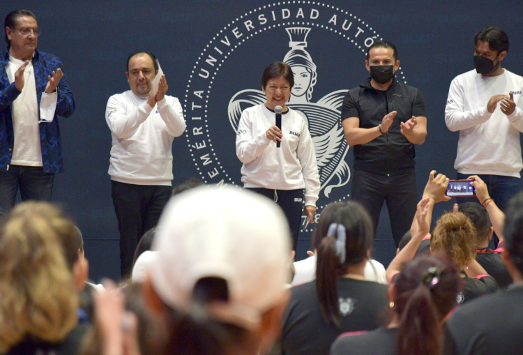 Lilia Cedillo activa programa Bienestar Integral para el trabajador universitario