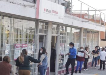 Suspenden servicios en 6 módulos de atención del INE por caída de ceniza