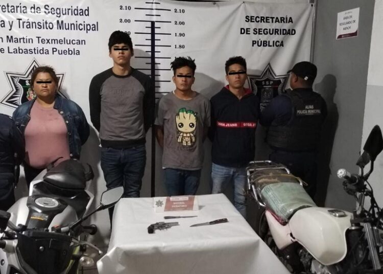 Detienen a 4 personas con 2 motocicletas con reporte de robo