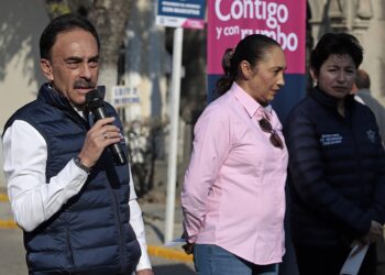 Ambulantes pagan multa por rentar sillas en desfile