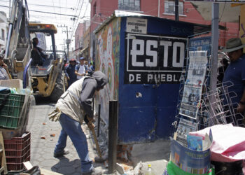 Gobierno municipal retira 10 casetas de periódico