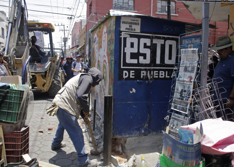 Gobierno municipal retira 10 casetas de periódico