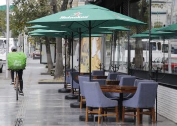 Restaurantes suspenderán servicio en terrazas por caída de ceniza