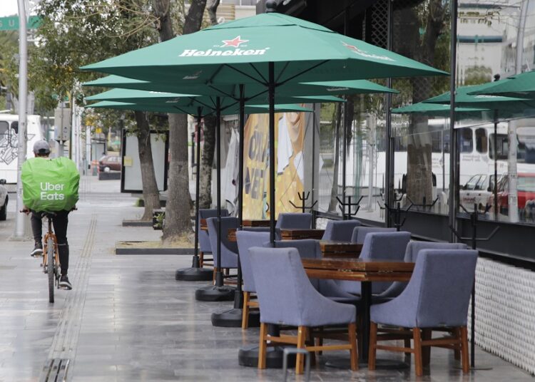 Restaurantes suspenderán servicio en terrazas por caída de ceniza