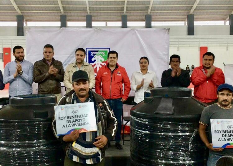 Lorenzo Rivera entrega 150 acciones de vivienda