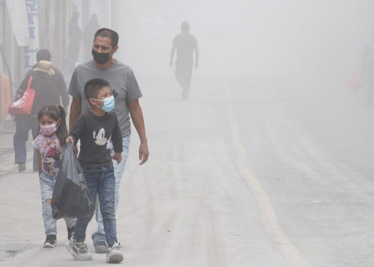 Aumentan infecciones respiratorias y oculares por caída de ceniza