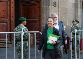 Sheinbaum ve a AMLO entregando la banda presidencial a una mujer