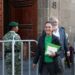 Sheinbaum ve a AMLO entregando la banda presidencial a una mujer