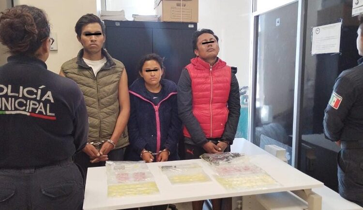 Detienen a 3 personas con arma de fuego, objetos punzocortantes y droga