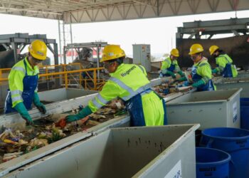 Familias cambian desechos plásticos por productos gracias a Cemex