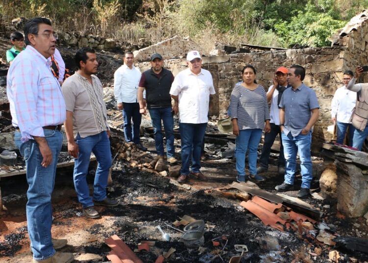 Céspedes reitera respaldo a quienes combaten incendio en Zacatlán