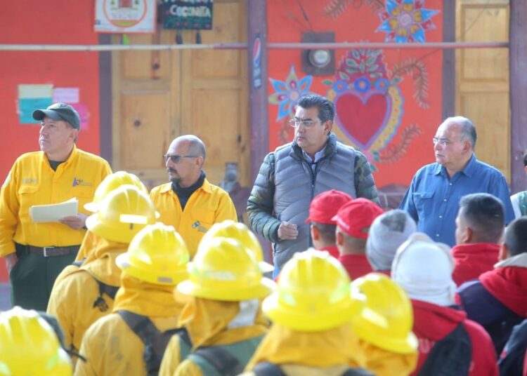 Refuerzan labores para extinguir incendio forestal en Zacatlán