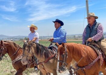 Julio Huerta encabezó cabalgata del Día del Padre en Chipilo