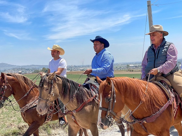 Julio Huerta encabezó cabalgata del Día del Padre en Chipilo