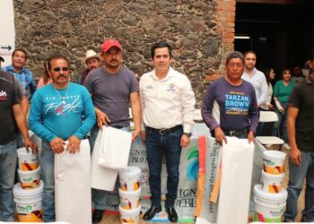 Lorenzo Rivera entrega de apoyos para mejorar condiciones sociales