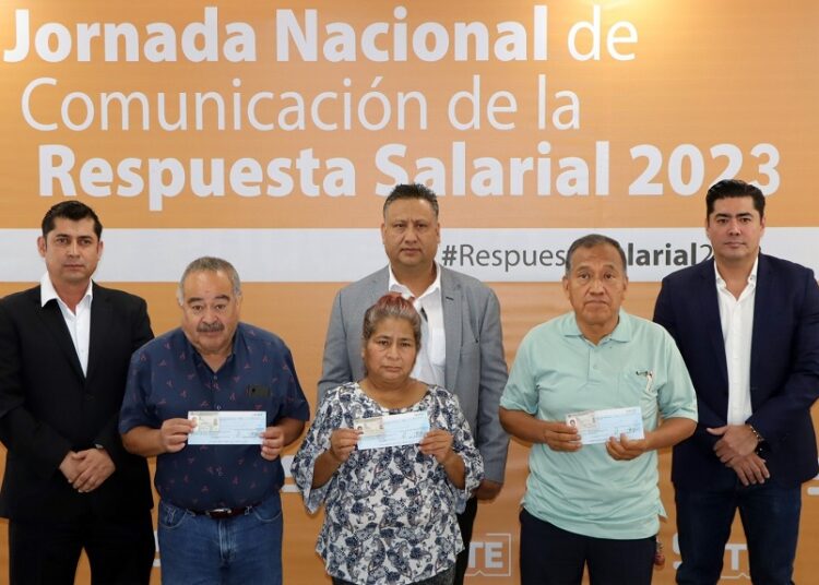 Sección 51 del SNTE entrega cheques del Seguro de Vida Adicional