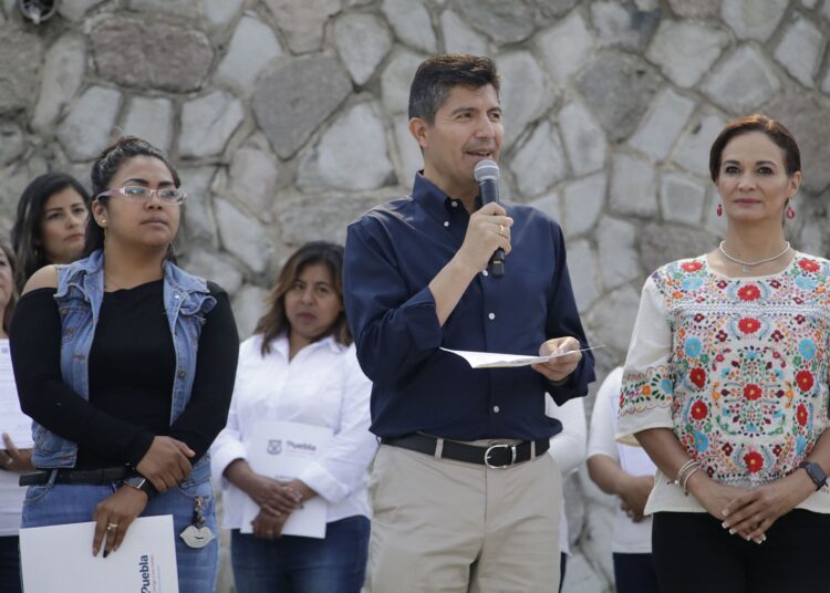 Eduardo Rivera entrega constancias de ‘Contigo Mujer’