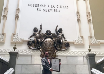 Ayuntamiento reconoce a maestro BUAP por trayectoria y labor en restauración del Atoyac