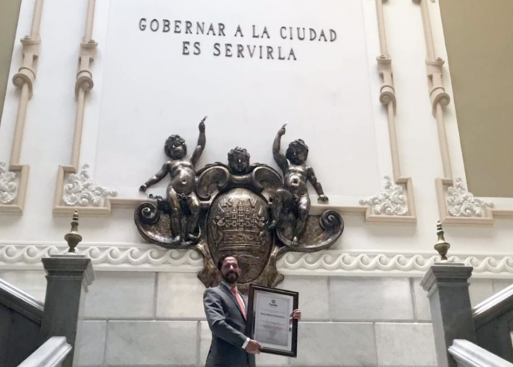 Ayuntamiento reconoce a maestro BUAP por trayectoria y labor en restauración del Atoyac