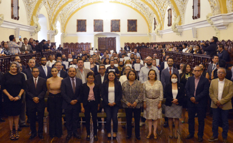 Lilia Cedillo entrega 225 definitividades a trabajadores no académicos