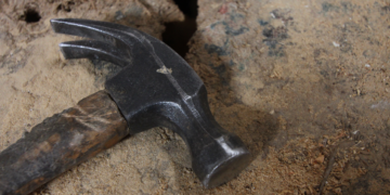 Un martillo en las manos