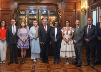 Consejeras y consejeros del INE se reúnen con AMLO