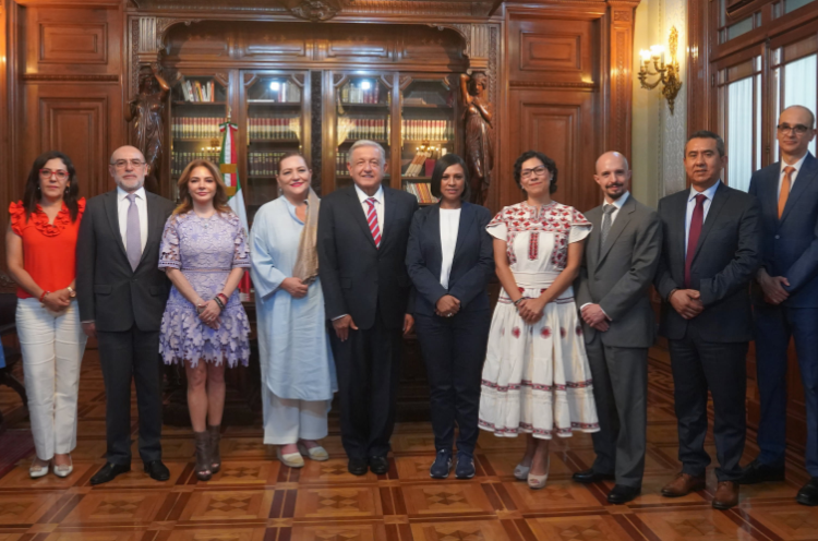 Consejeras y consejeros del INE se reúnen con AMLO