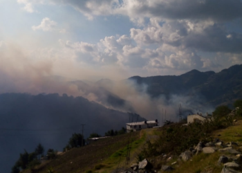 Evacuan 3 comunidades de Zacatlán por incendios forestales