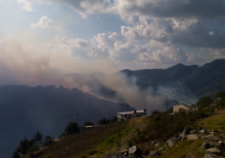 Evacuan 3 comunidades de Zacatlán por incendios forestales