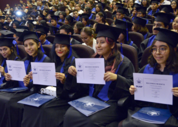 Lilia Cedillo desea éxito a graduados de las preparatorias de la BUAP