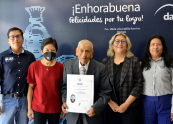 Don Felipe Espinosa se titula a los 86 años y recibe de manos de la Rectora su título