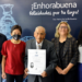 Don Felipe Espinosa se titula a los 86 años y recibe de manos de la Rectora su título