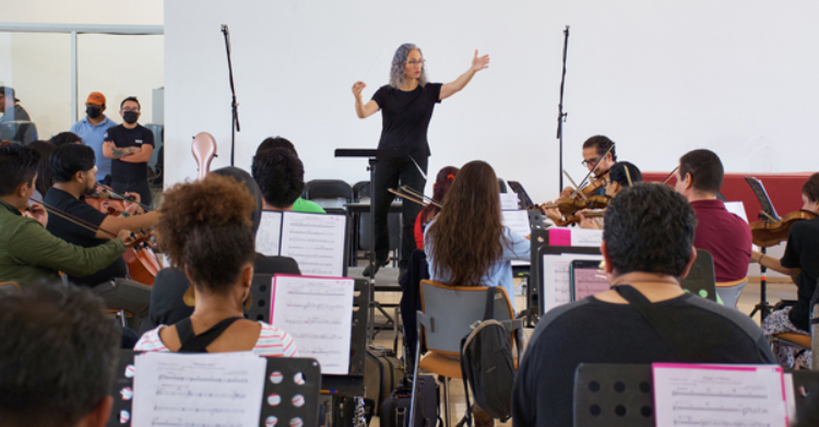 La misión de una orquesta es curar el alma de una sociedad: Lizzi Ceniceros