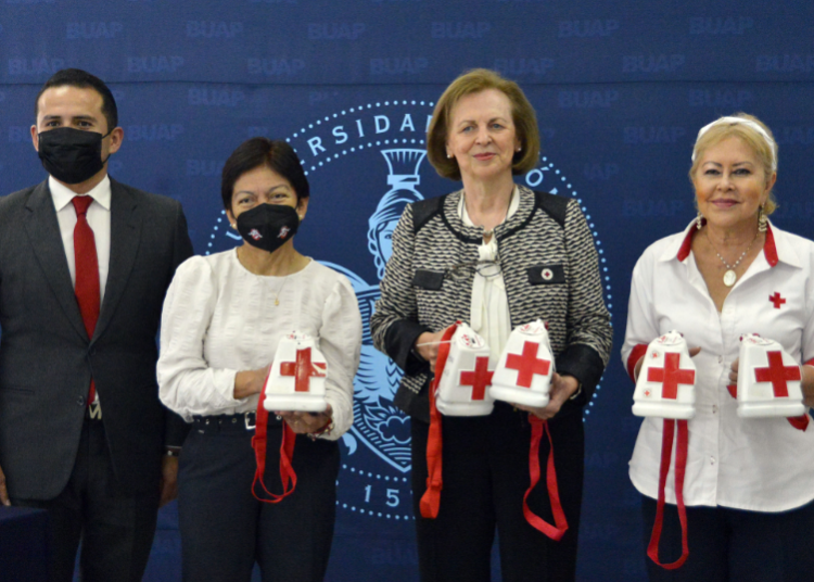 Lilia Cedillo entrega donativos de comunidad universitaria a Cruz Roja Mexicana